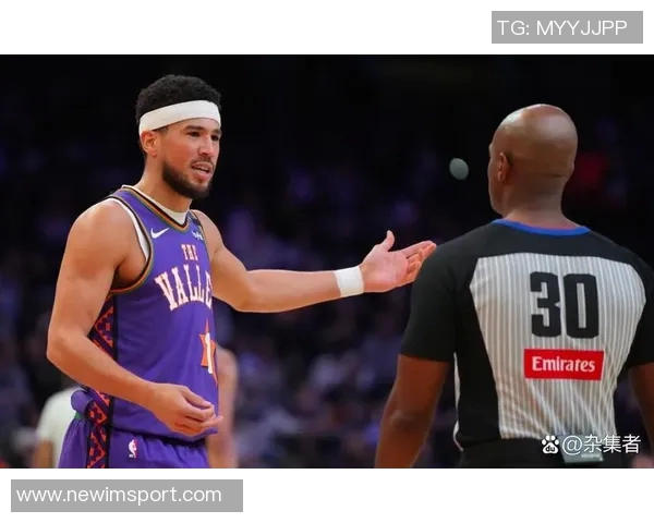 布克半场表现平平18分钟仅得10分3篮板6助攻正负值惨淡11